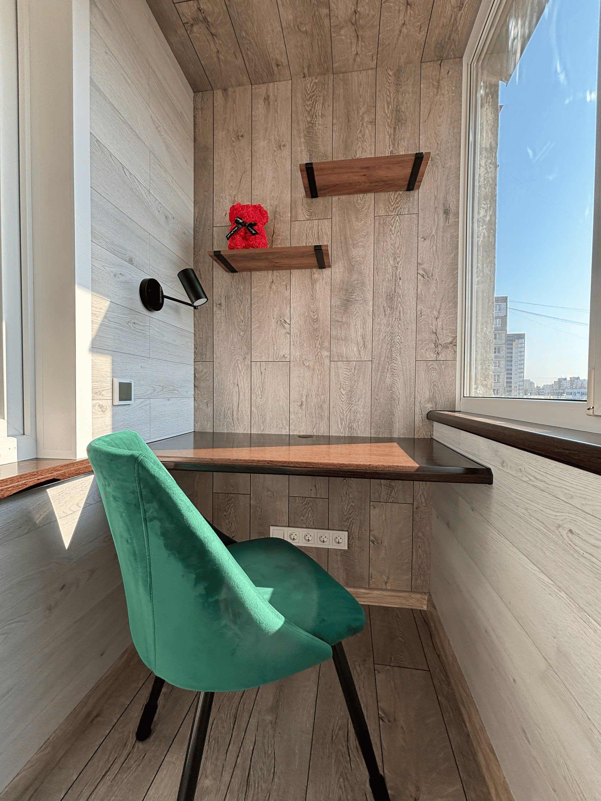 Рабочее место у окна