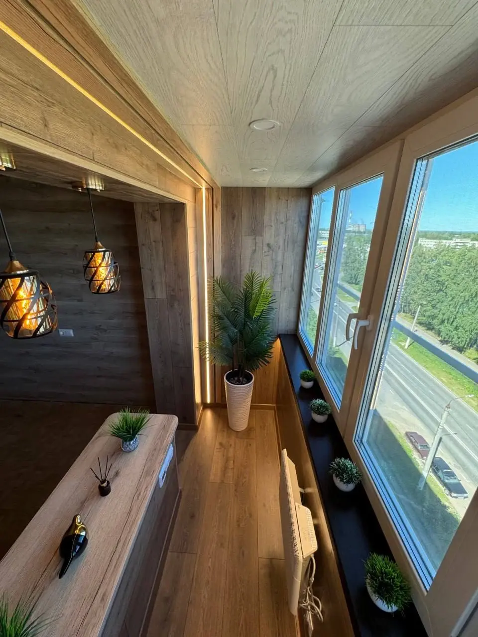 Готовый балкон после остекления и отделки